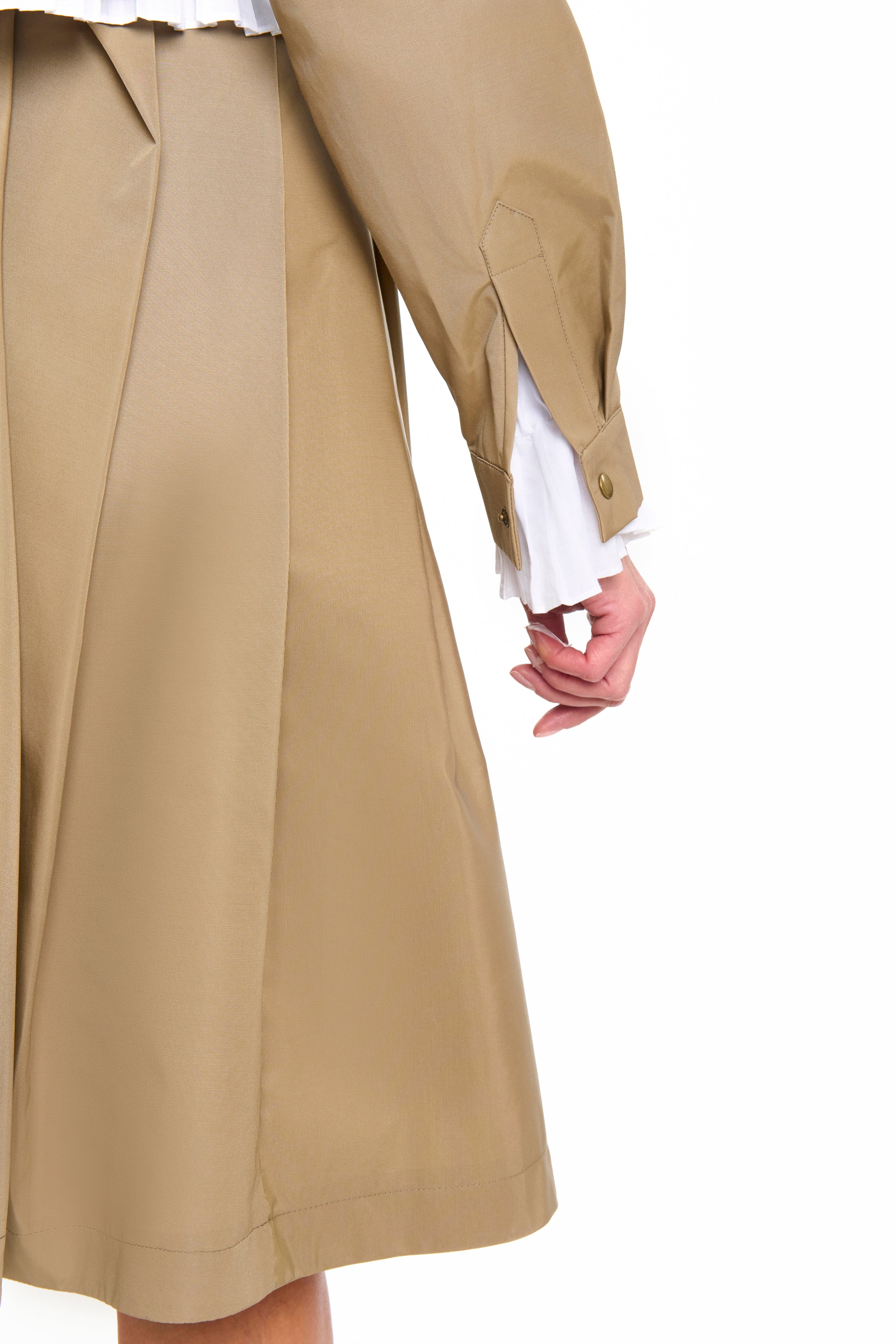 Woman wearing a Parisien Cropped Trench Jacket from Mimaussy Paris, close-up of sleeve detail