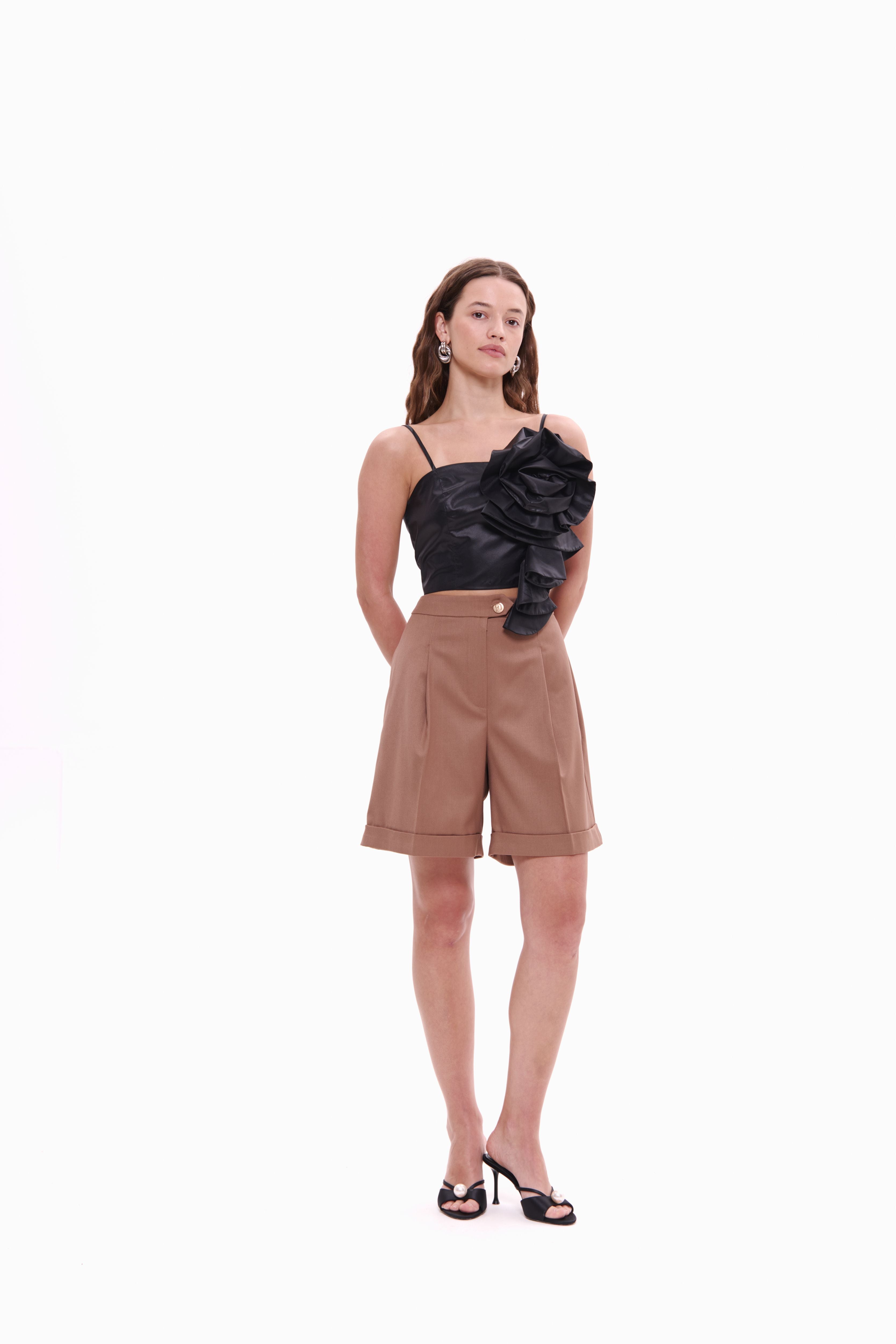 Woman wearing Top Rosette Noir by Mimaussy