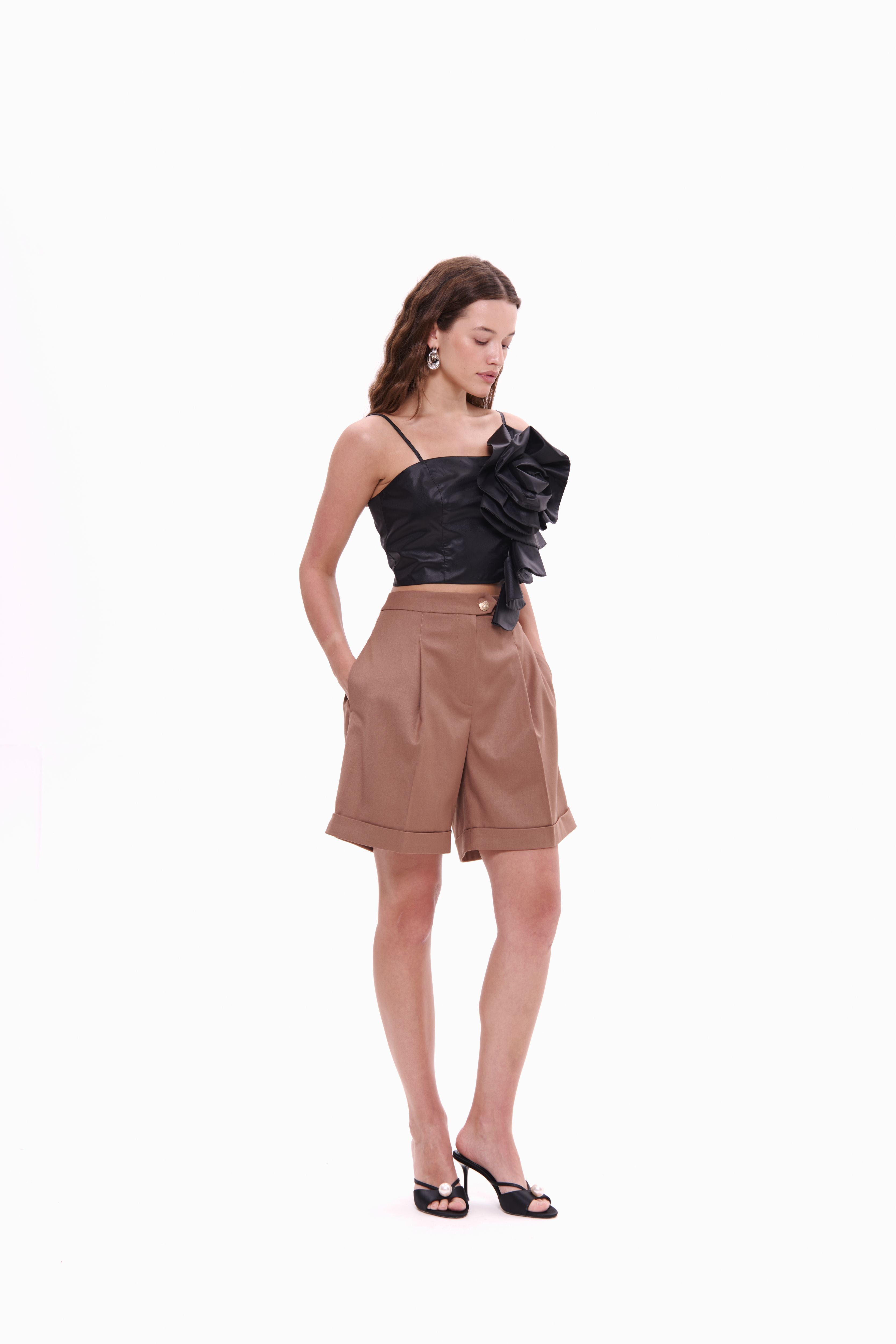 Woman wearing Top Rosette Noir by Mimaussy