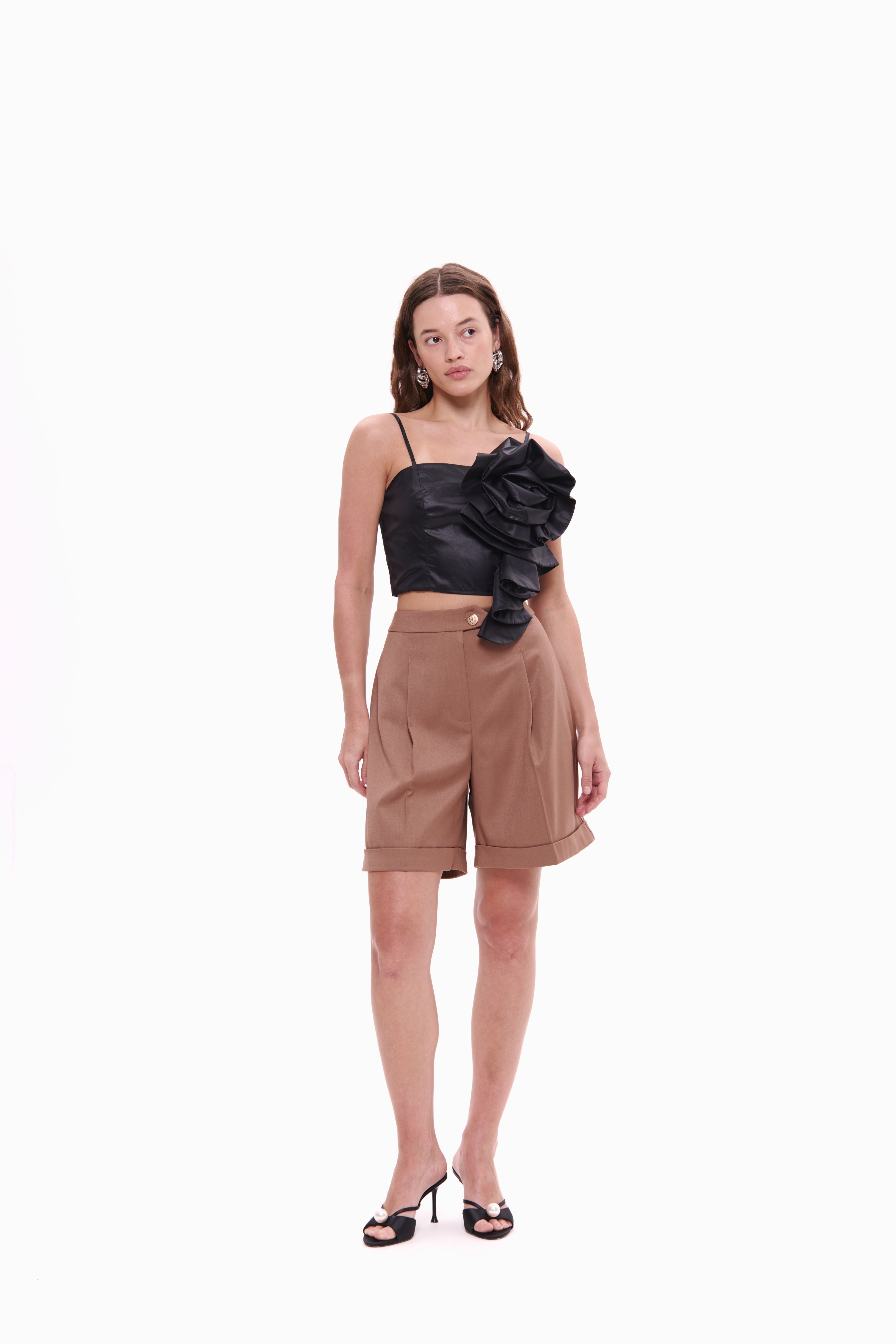 Woman wearing Top Rosette Noir by Mimaussy