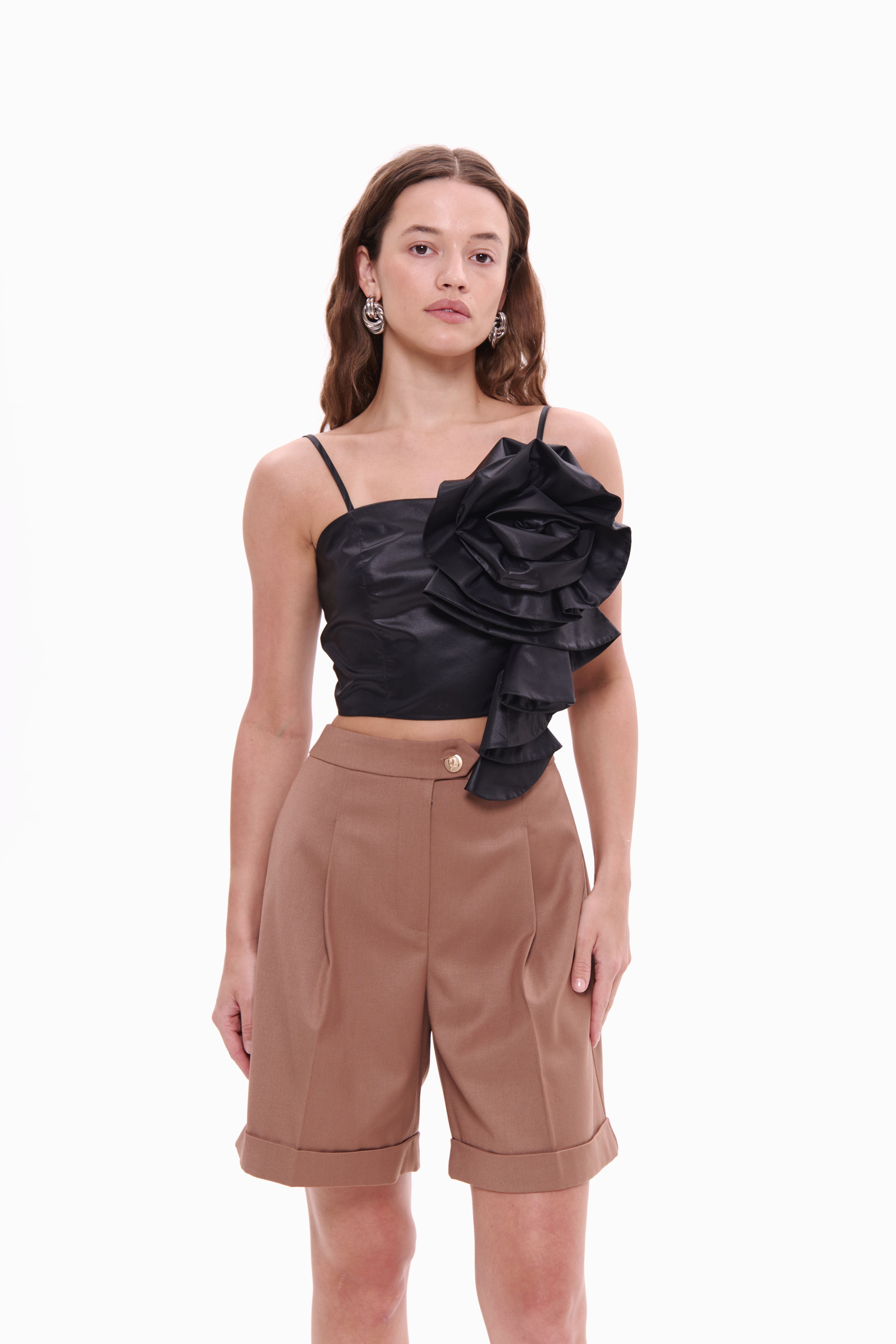 Woman wearing Top Rosette Noir by Mimaussy