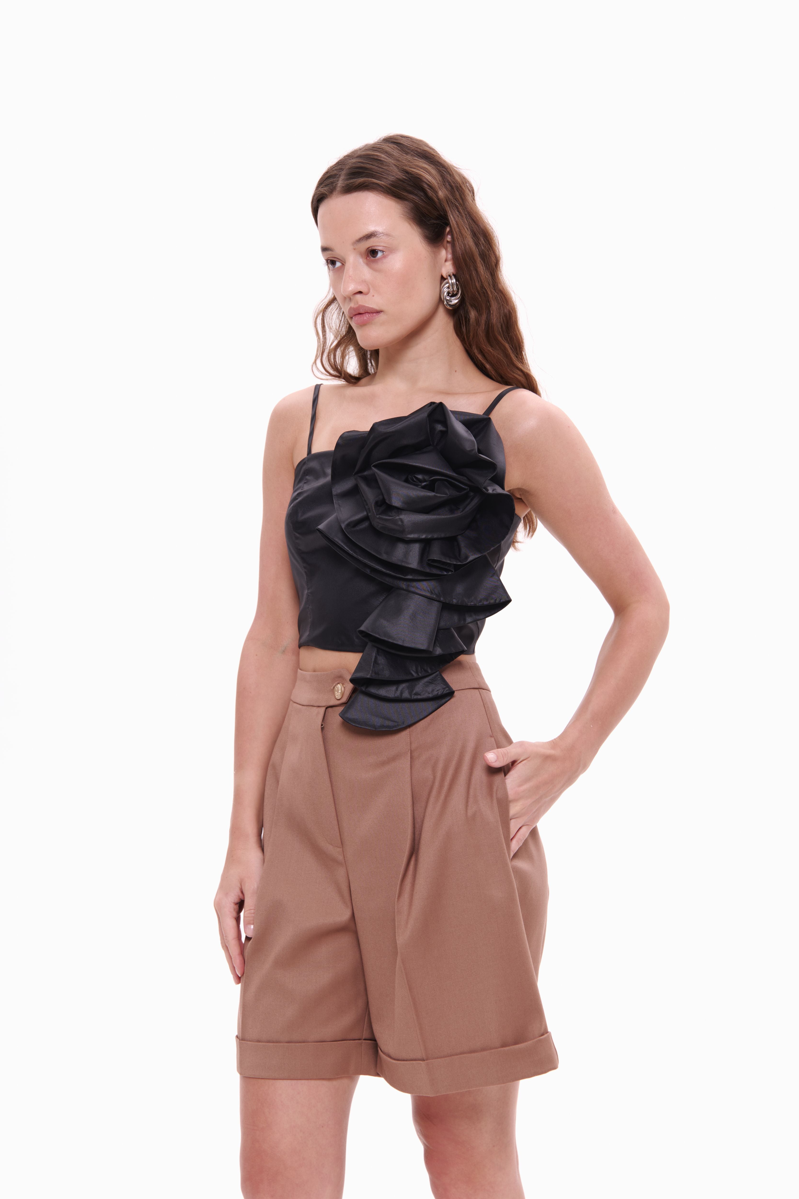 Woman wearing Top Rosette Noir by Mimaussy