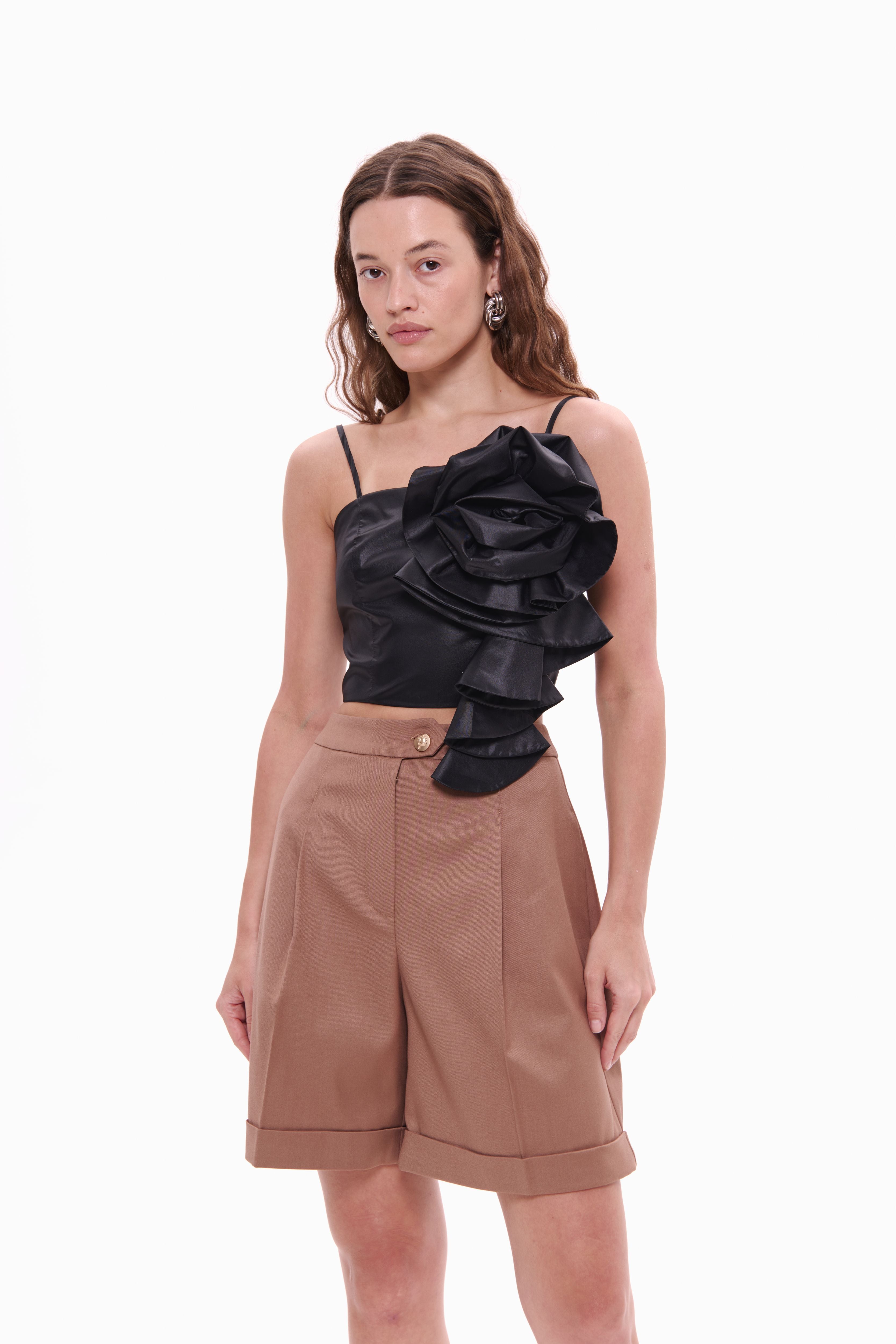 Woman wearing Top Rosette Noir by Mimaussy
