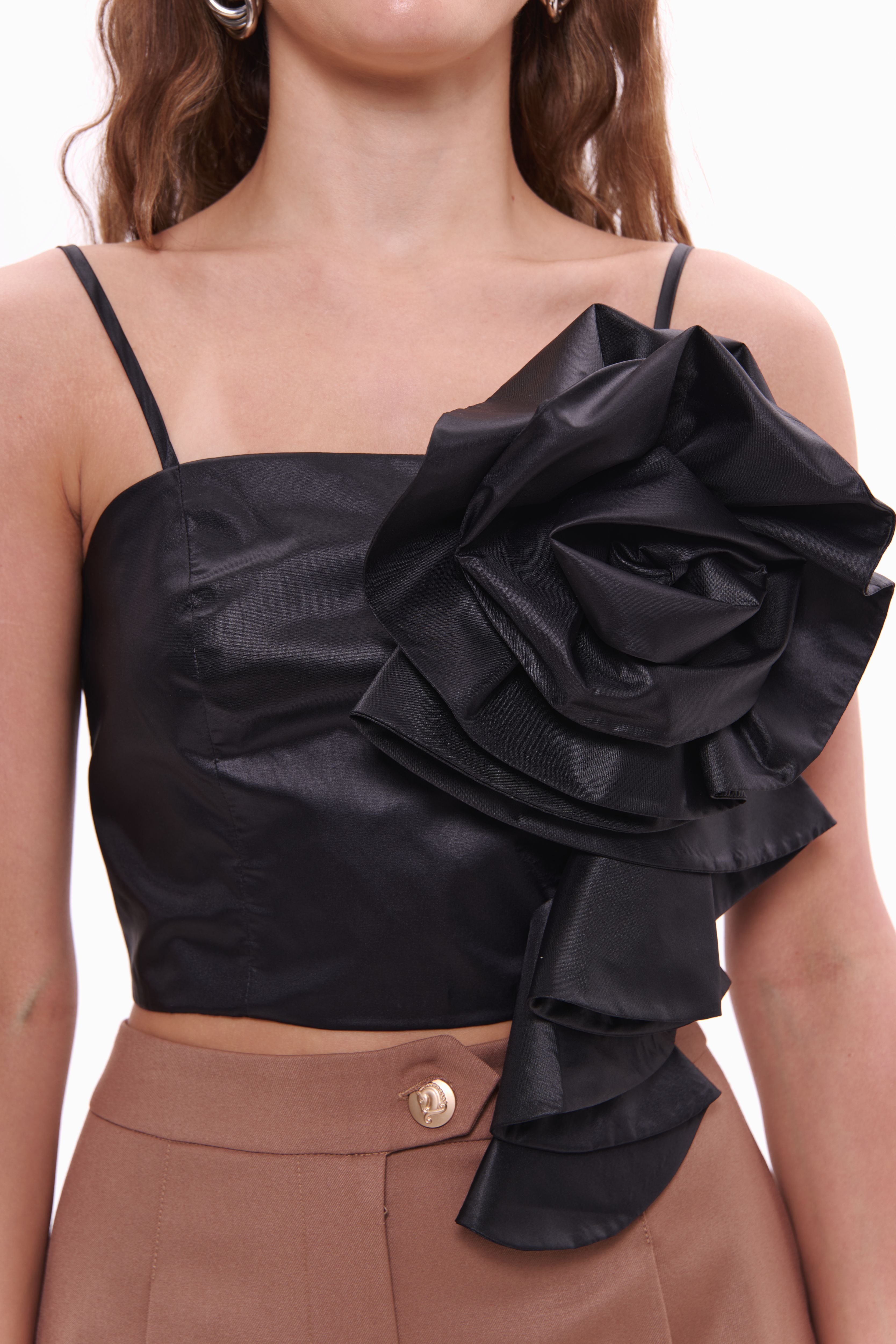 Woman wearing Top Rosette Noir by Mimaussy